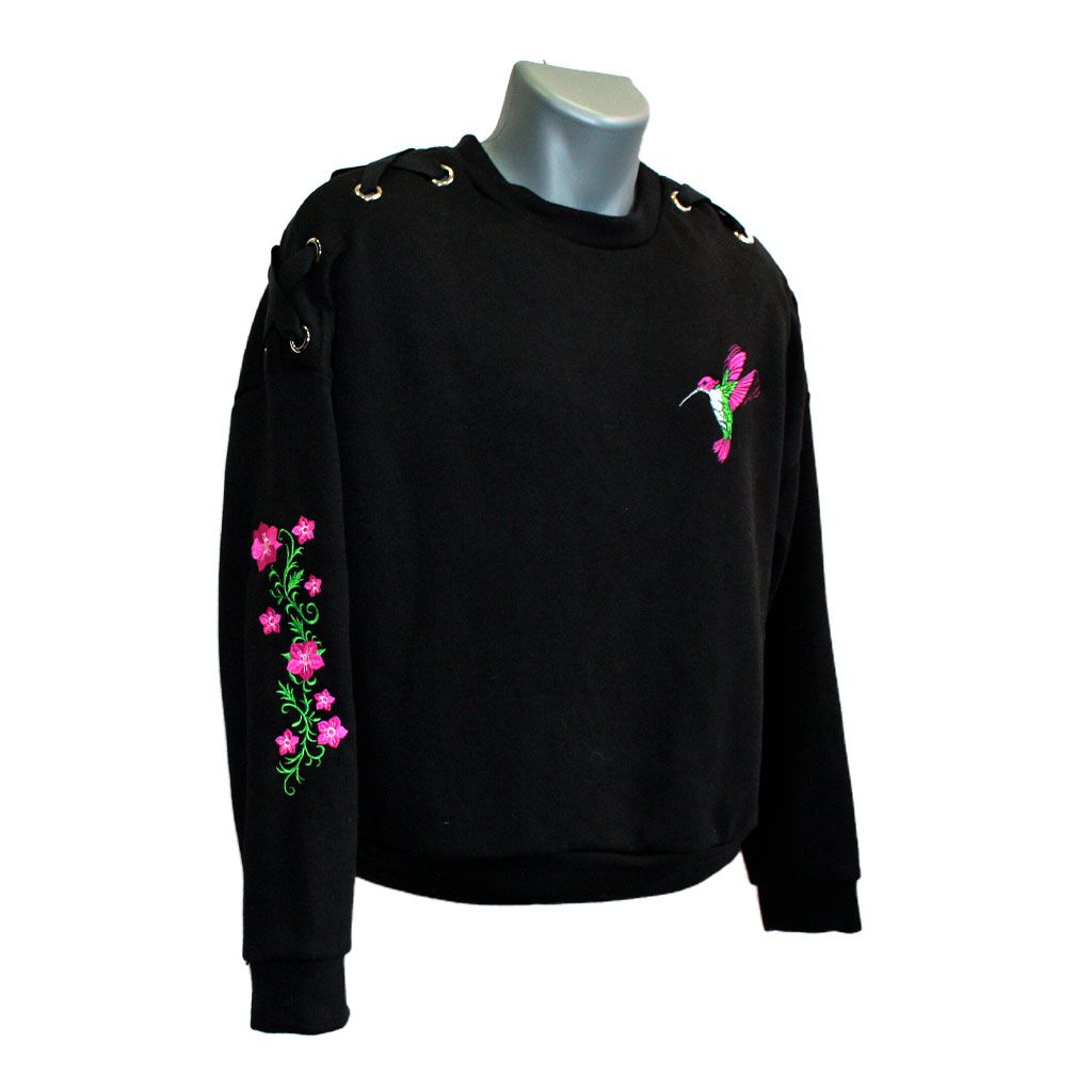 Bordado en sudadera con diseño en floral en manga y colibrí en el pecho