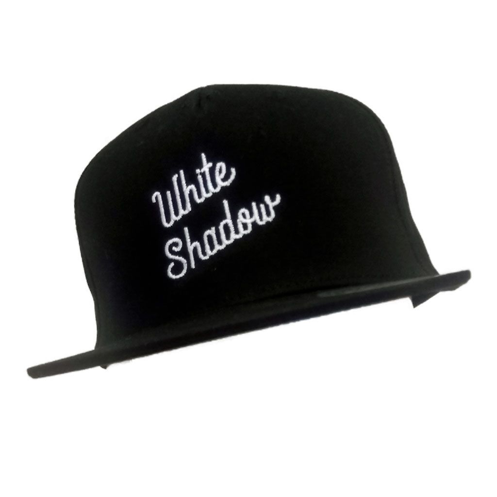 Bordado personalizado en gorra con nombre de marca White Shadow