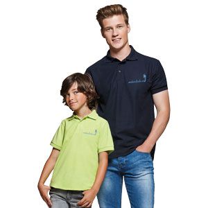 hombre y niño con camisetas bordadas